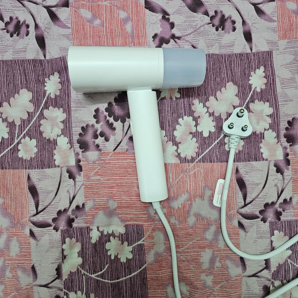 1. Lengthy power cord of good quality 2. Good looking 3. The iron head is flat. That's nice. 4. Very good heating
